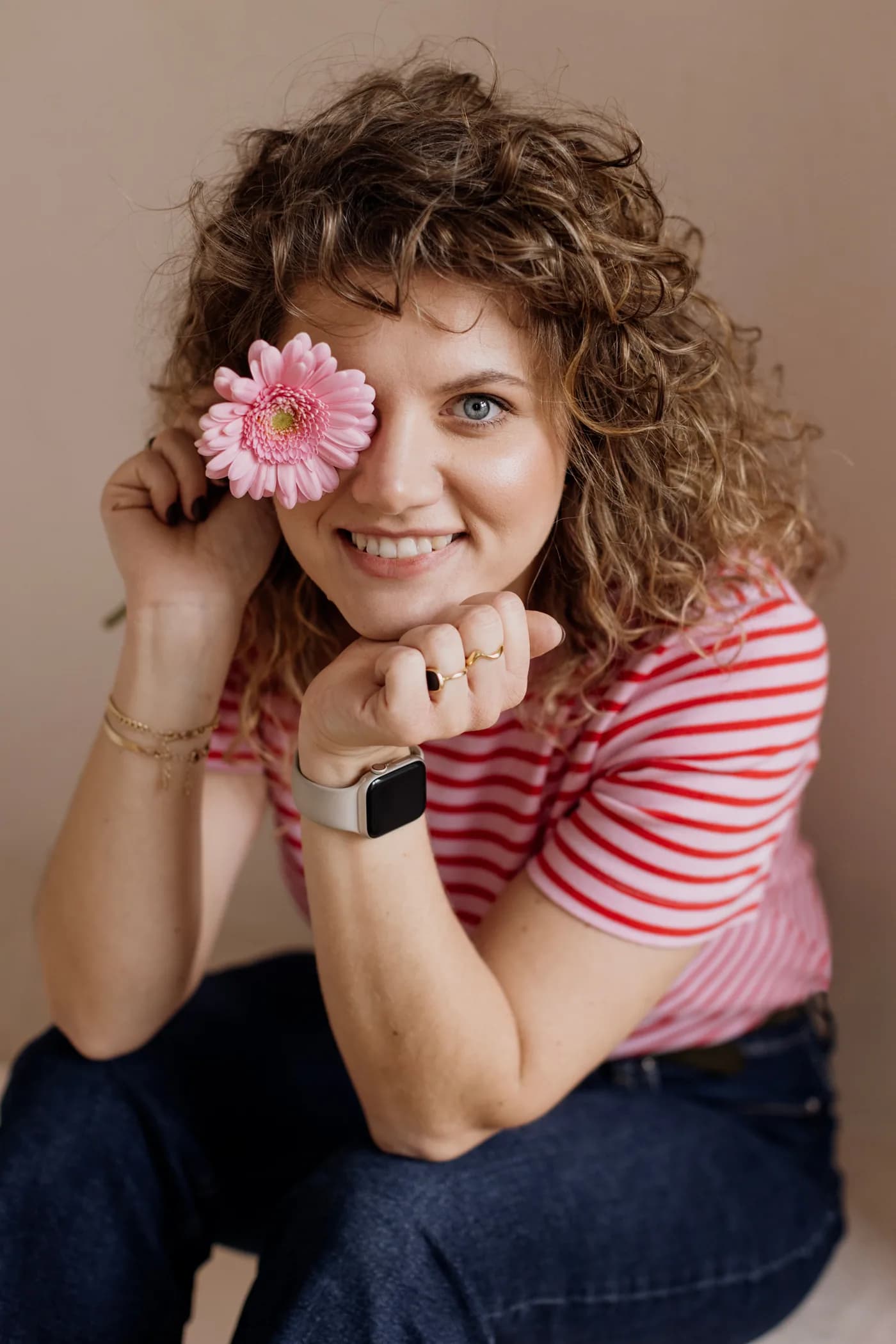 Agata Ostrowska z różową gerberą