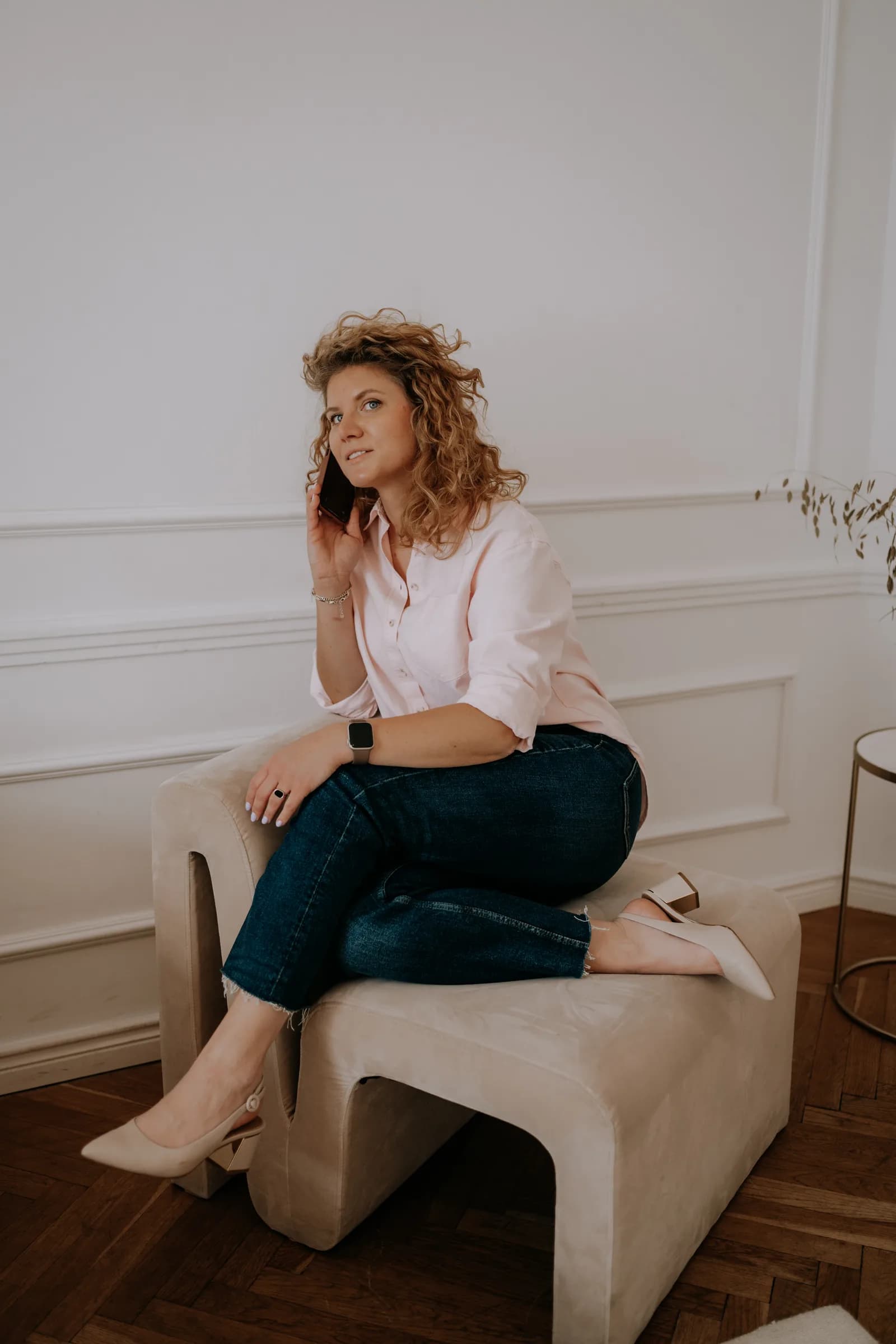 Agata Ostrowska przy pracy nad organizacją ślubu
