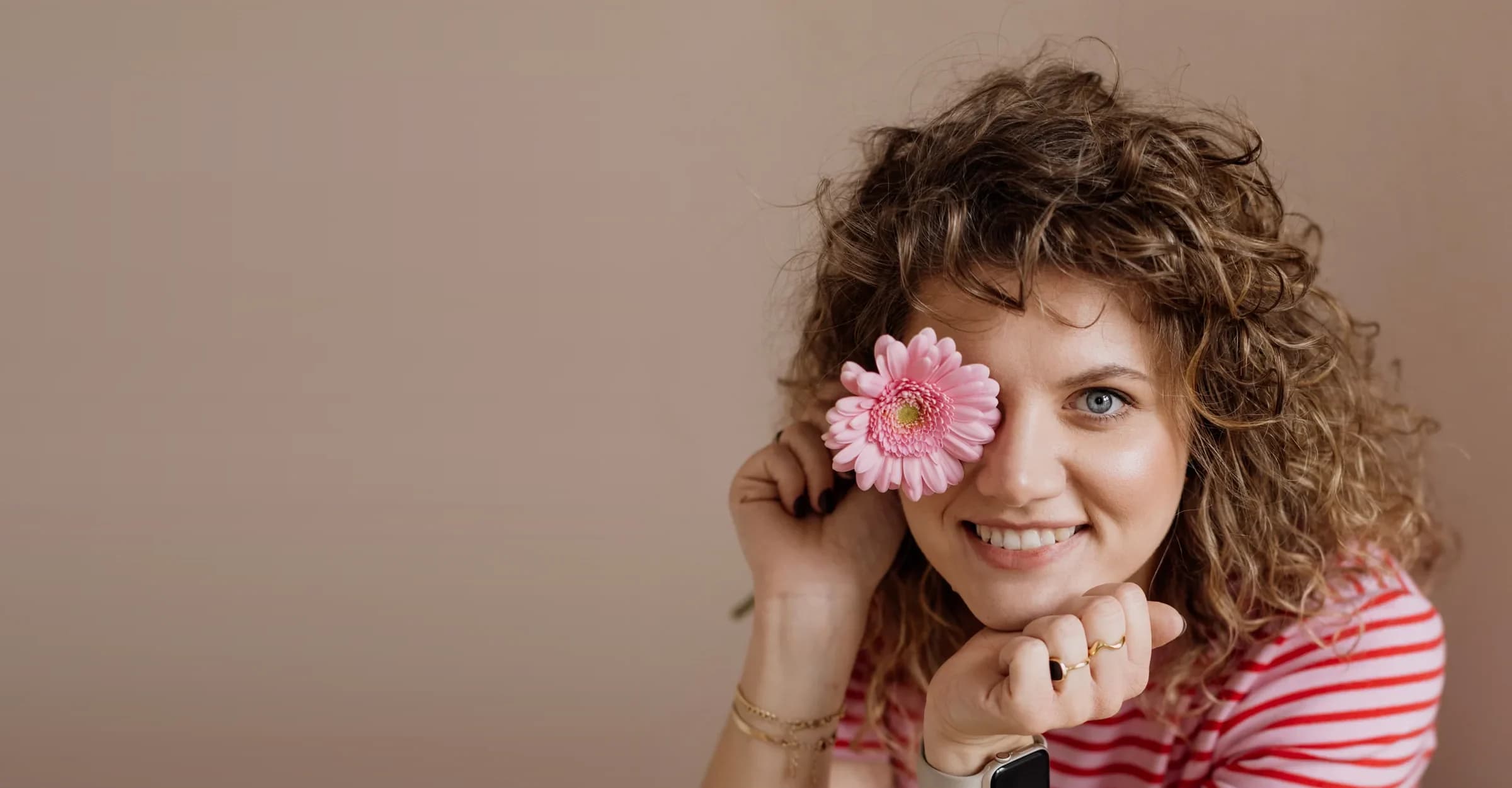 Agata Ostrowska z różową gerberą